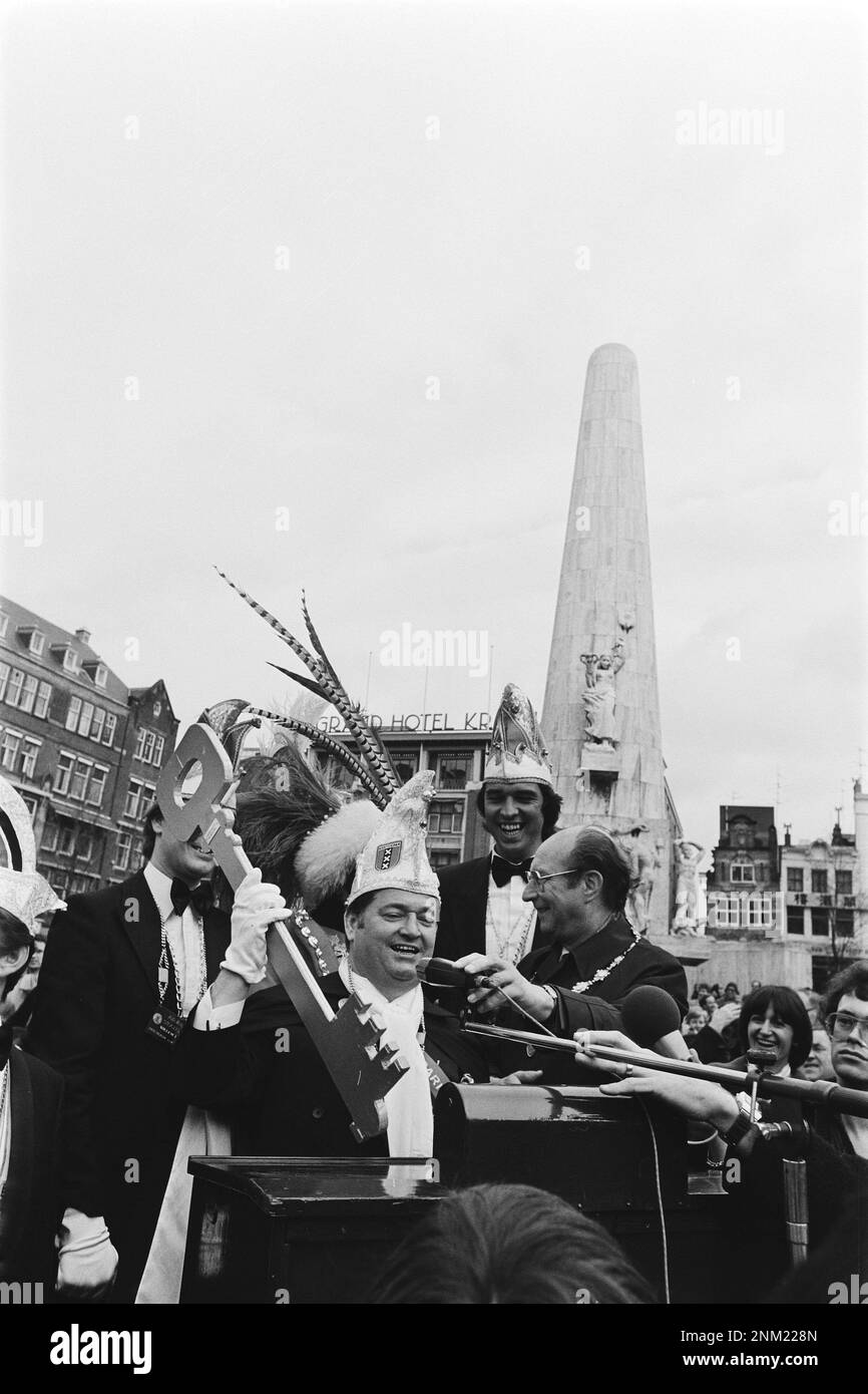Netherlands History: Carnival in Amsterdam, Prince of the Carnival (Dutch singer Willy Alberti) is given key to the city by Polak ca. February 10, 1980 Stock Photo