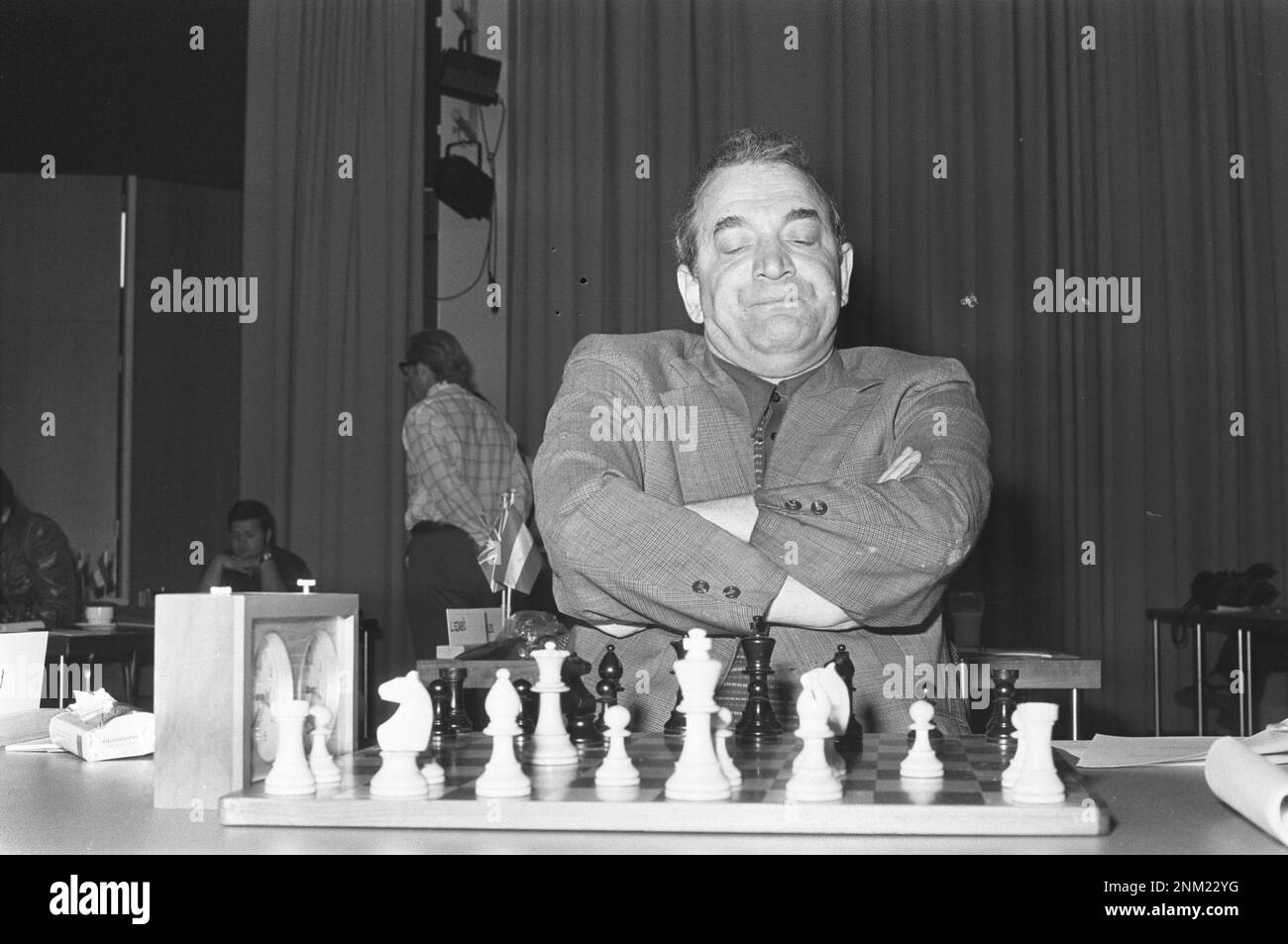 Viktor Korchnoi plays chess against Karpov. News Photo - Getty Images