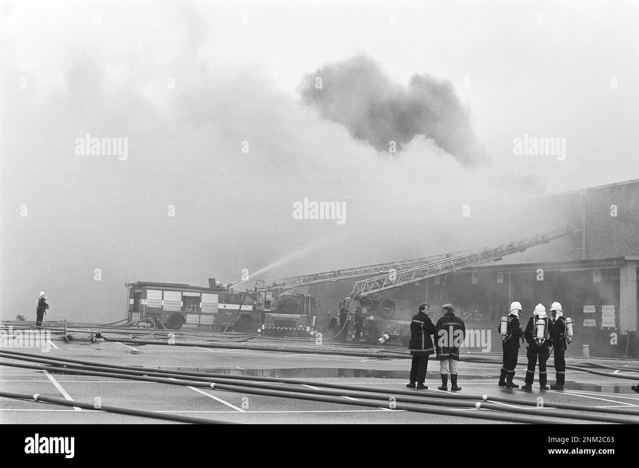 Fire at the Makro Cash and Carry warehouse store in Amsterdam ...