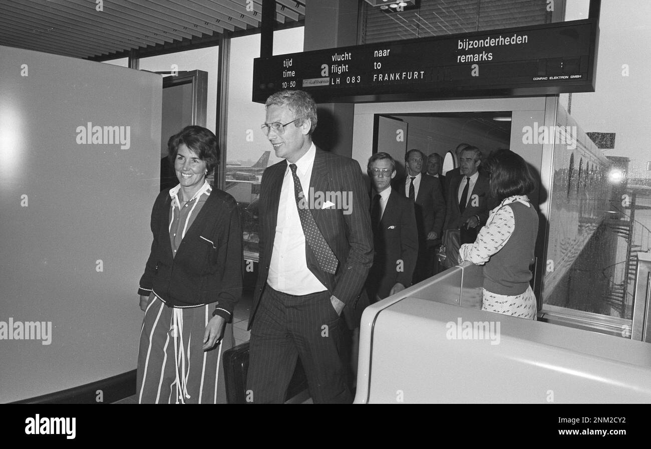 Minister Van den Broek back from South Africa at Schiphol with his wife ca. 1985 Stock Photo