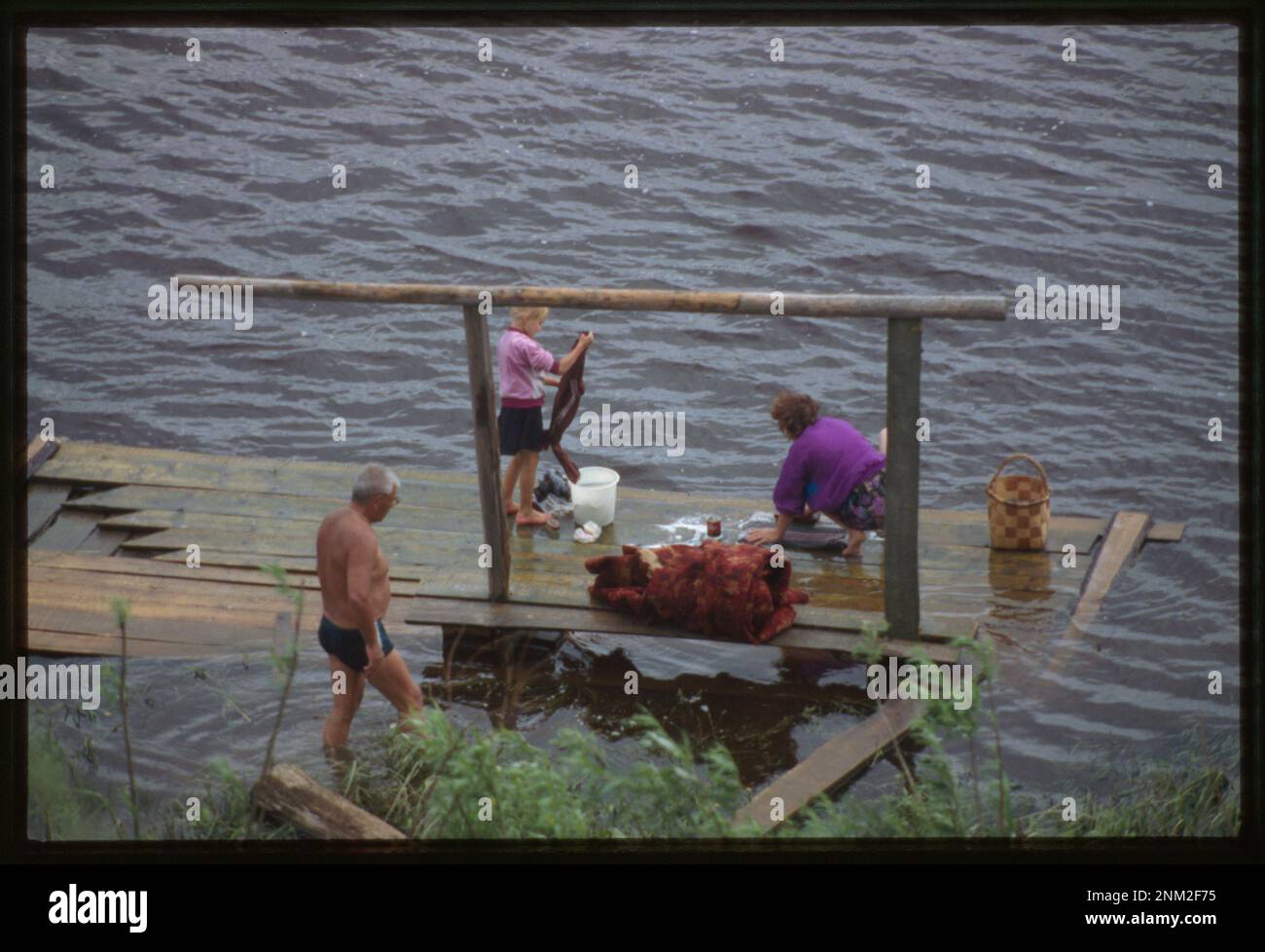 Washing in the Sukhona River below the Kuskov Embankment, Tot'ma, Russia. Brumfield photograph collection. Laundry,Russia Federation,1990-2000. , Bathing,Russia Federation,1990-2000. , Russia Federation,Vologodskaia oblast  ,Tot ma. Stock Photo