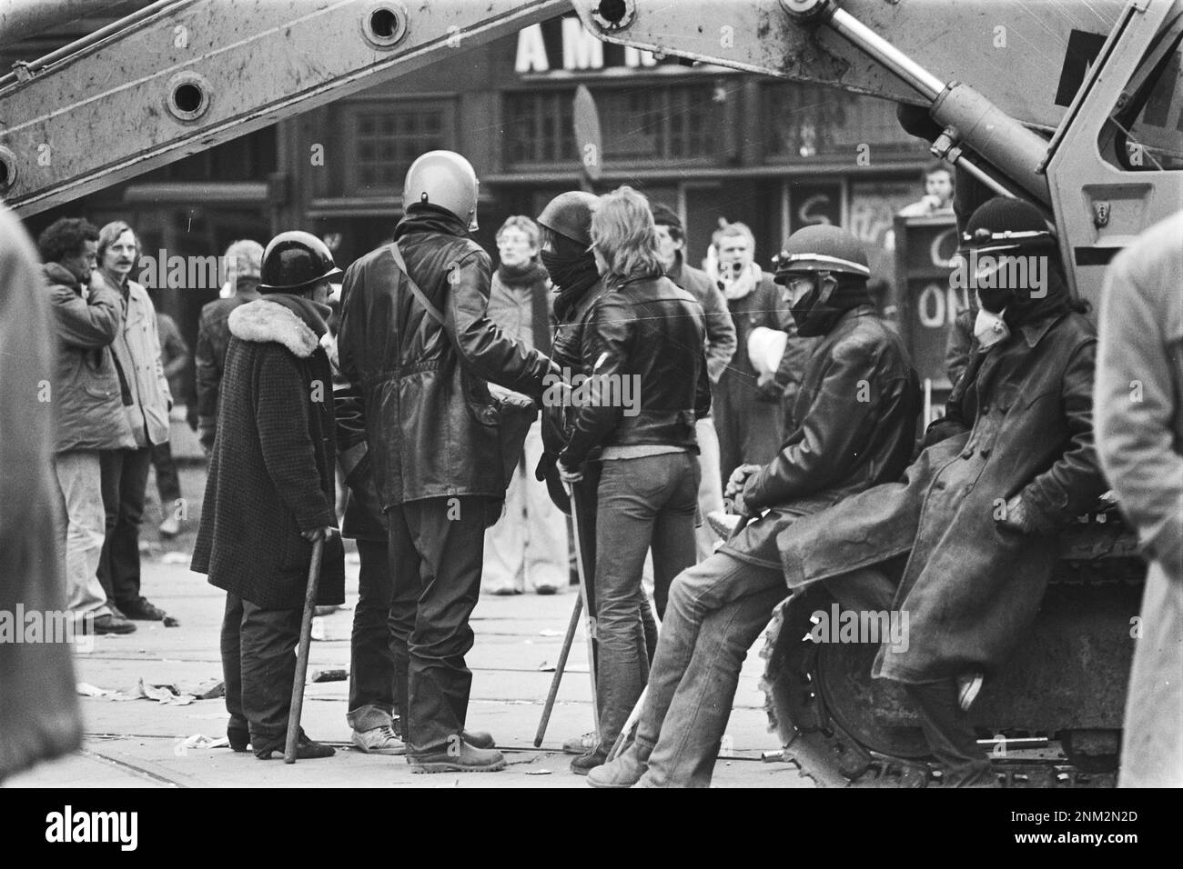 Netherlands History: Barricades around squatters in Vondelstraat Amsterdam; chained and stick-armed squatters (Vondelstraat riots) ca. March 1, 1980 Stock Photo