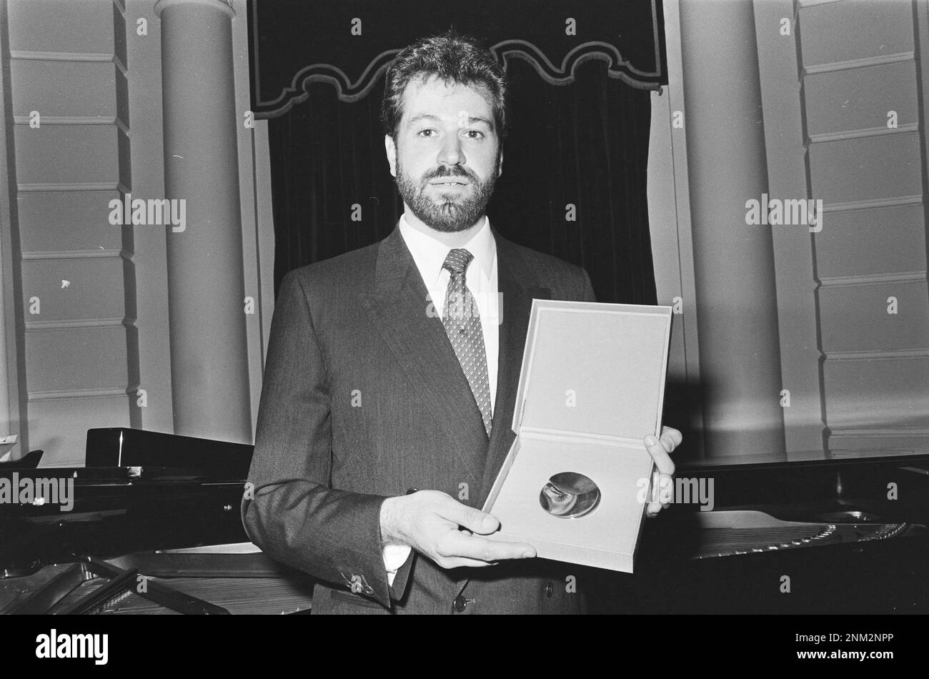 Dutch Music Prize for bass-baritone Wout Oosterkamp ca. 1985 Stock Photo