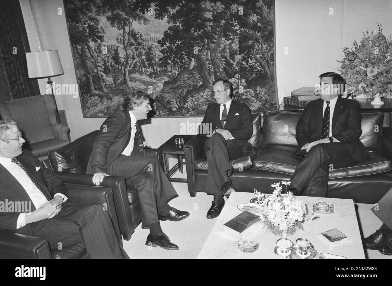 Visit US Vice President George Bush; Vice President Bush (r) in conversation with Prime Minister Lubbers the Catshuis ca. 1985 Stock Photo