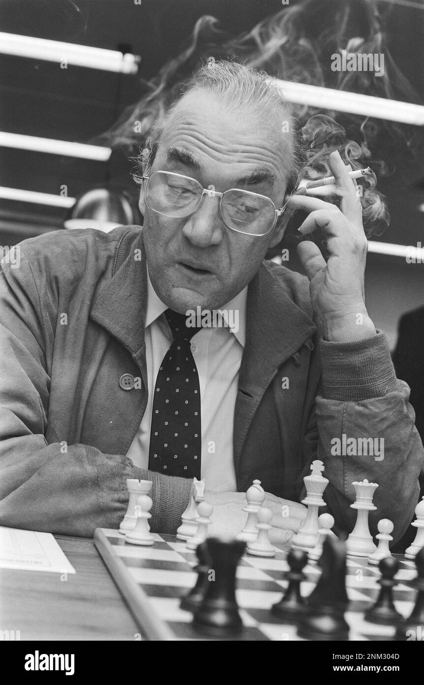 Viktor Korchnoi plays chess against Karpov. News Photo - Getty Images