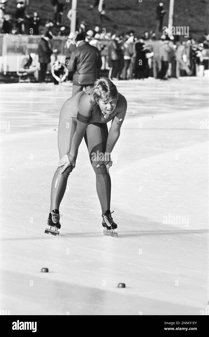 Netherlands History: World Junior Allround Skating Championships in Assen. Ria Visser drives out after one of her rides ca. January 26, 1980 Stock Photo