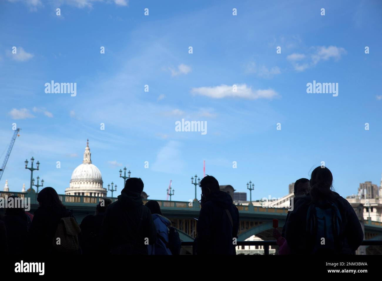People queue and wait for the lying-in-state to pay their respects to ...