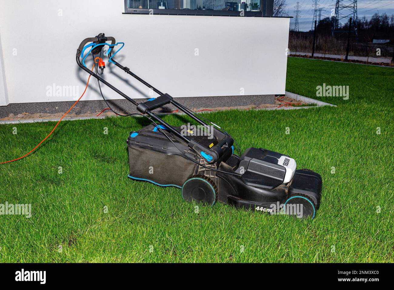 Electric lawn mower with electric drive with a cutting width of 44