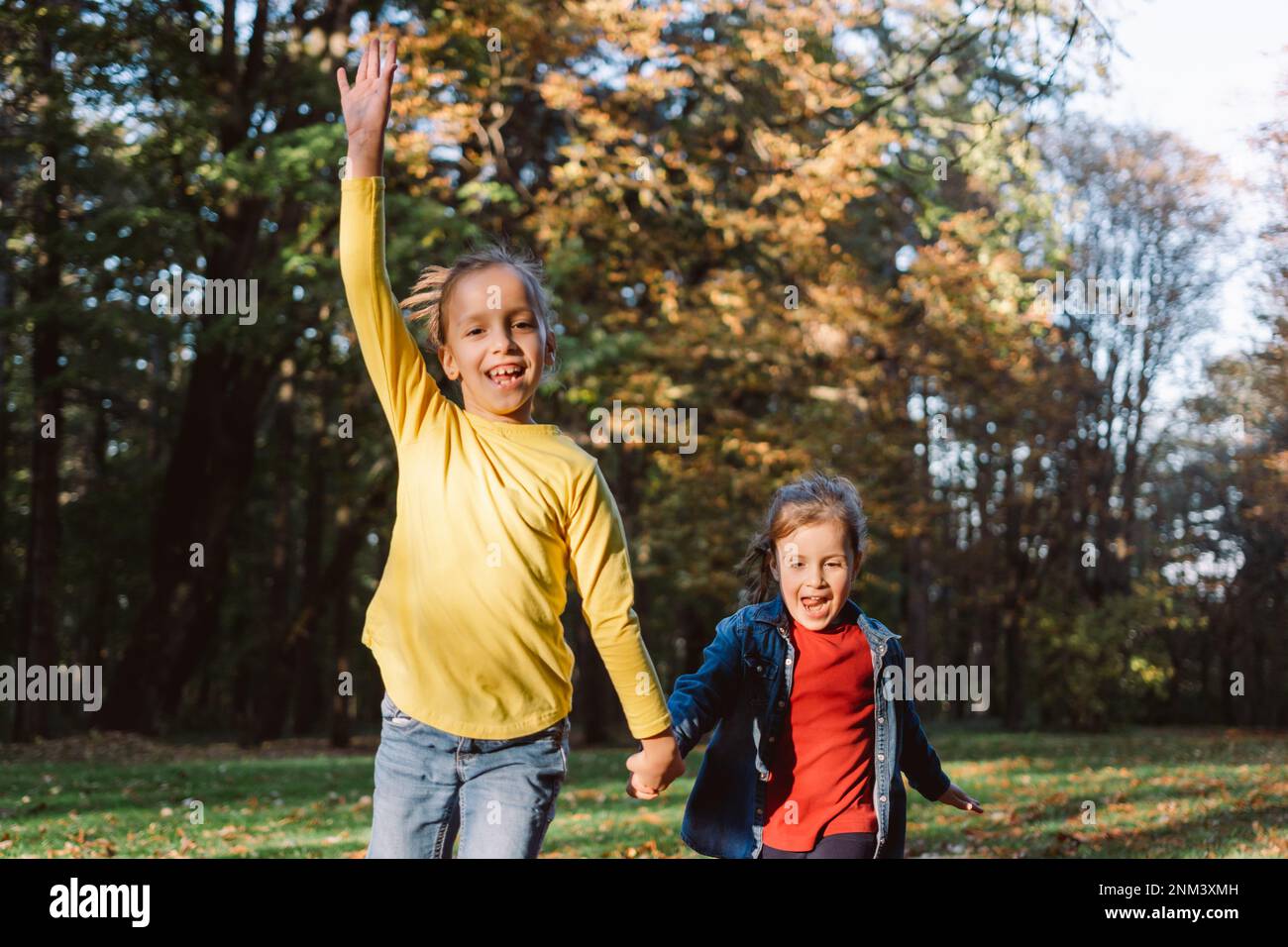 Two girls running holding hands hi-res stock photography and images - Alamy