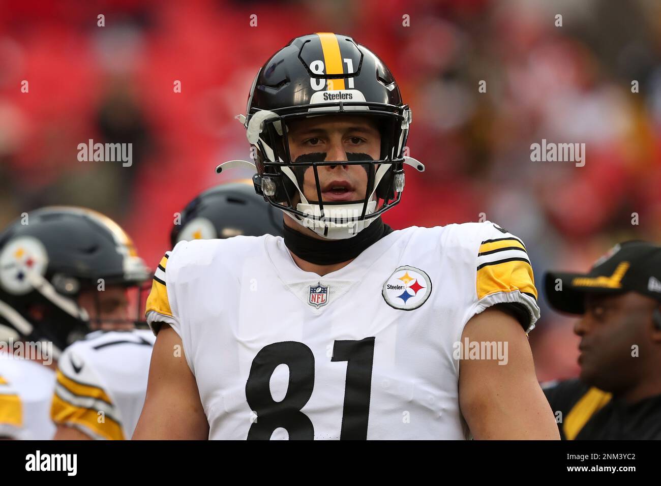 https://c8.alamy.com/comp/2NM3YC2/kansas-city-mo-december-26-pittsburgh-steelers-tight-end-zach-gentry-81-before-an-nfl-game-between-the-pittsburgh-steelers-and-kansas-city-chiefs-on-dec-26-2021-at-geha-field-at-arrowhead-stadium-in-kansas-city-mo-photo-by-scott-wintersicon-sportswire-icon-sportswire-via-ap-images-2NM3YC2.jpg