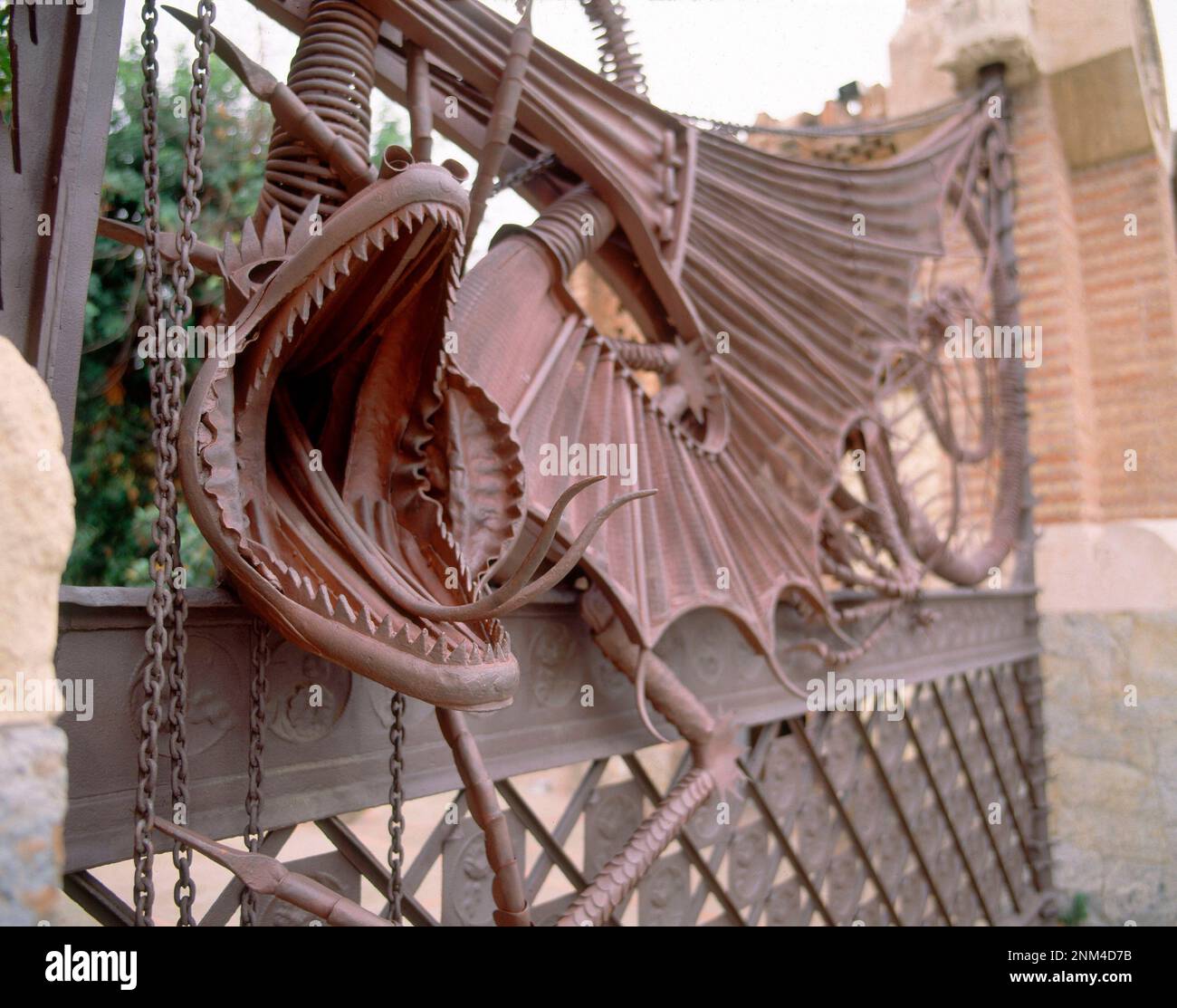 DET DE LA PUERTA DE ENTRADA DE CARRUAJES- VERJA CON LA FIGURA DE UN DRAGON - 1884-87. Author: ANTONI GAUDI (1852-1926). Location: FINCA GUELL. Barcelona. SPAIN. LADON. Stock Photo