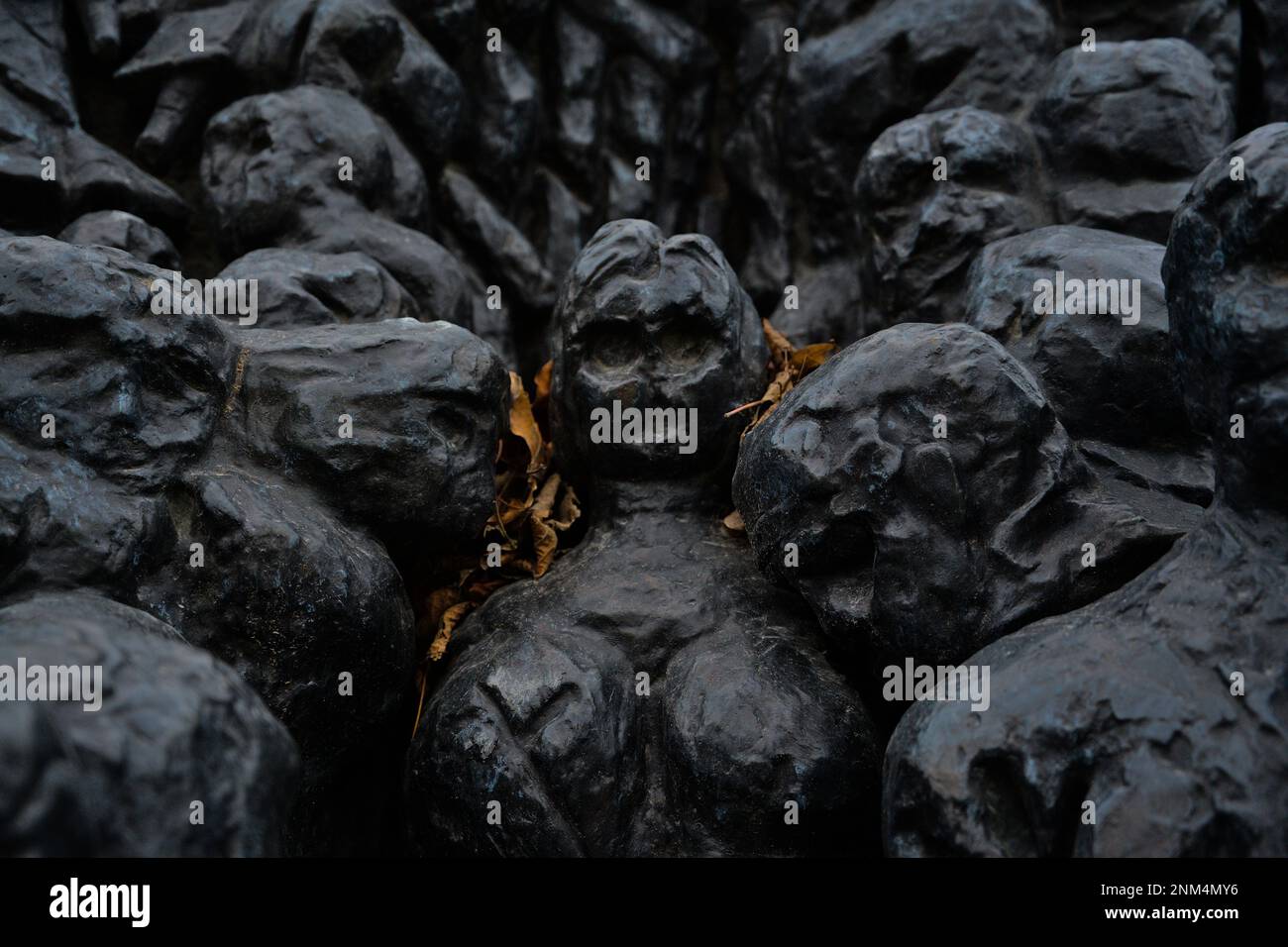 Mujer escultura de bronce hi-res stock photography and images - Alamy