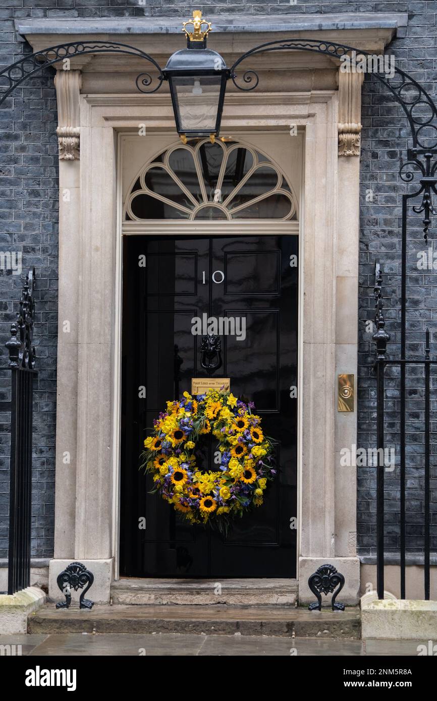 Wreath hangs on door of 10 Downing street Stock Photo