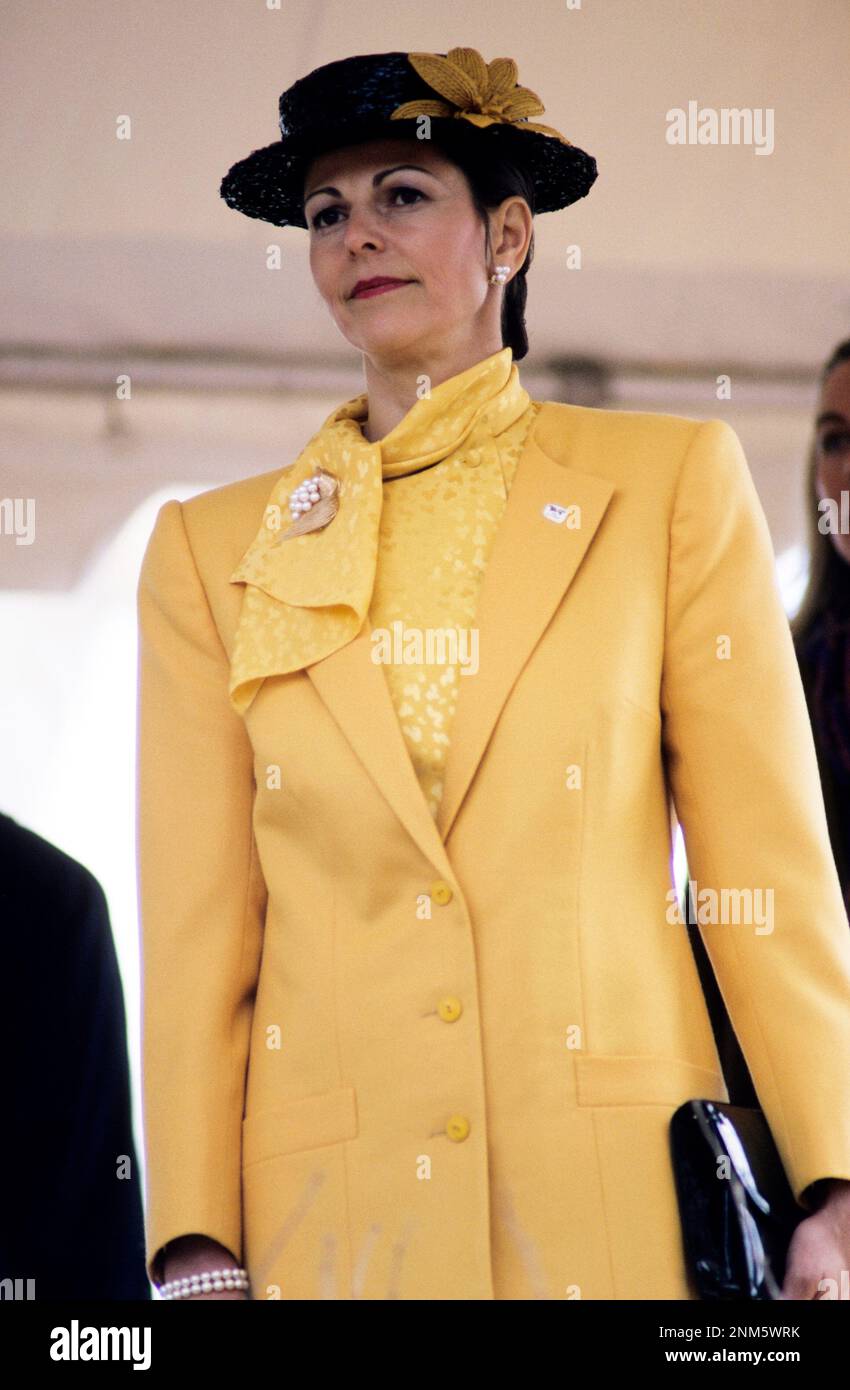 QUEEN SILVIA of Sweden in yellow suit and hat Stock Photo
