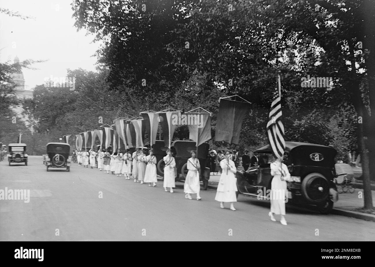 American Suffragettes marching with banners - 1918 Stock Photo