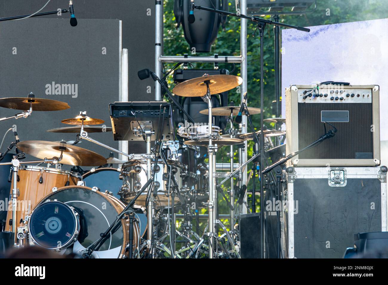 Sound reinforcement equipment, drum equipment, and microphone stands on