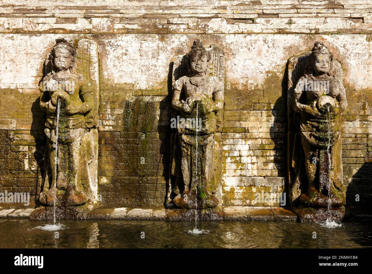 Elephant Cave Goa Gadjam, statues in the ritual bathing pool, Bali ...