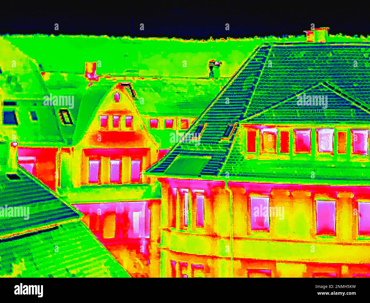 https://c8.alamy.com/comp/2NMH5KW/thermal-image-or-thermography-shows-weak-points-in-the-insulation-of-residential-buildings-symbol-photo-energy-crisis-interpolated-stuttgart-2NMH5KW.jpg