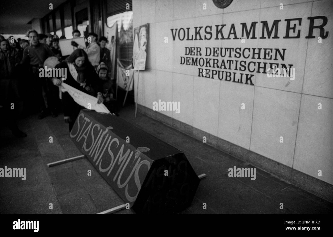 GDR, Berlin, 19.11.1989, demonstration on 19 November 89: in front of the Peoples Chamber, Stasinism, coffin, Jutta Brabant lays down a banner: No Stock Photo