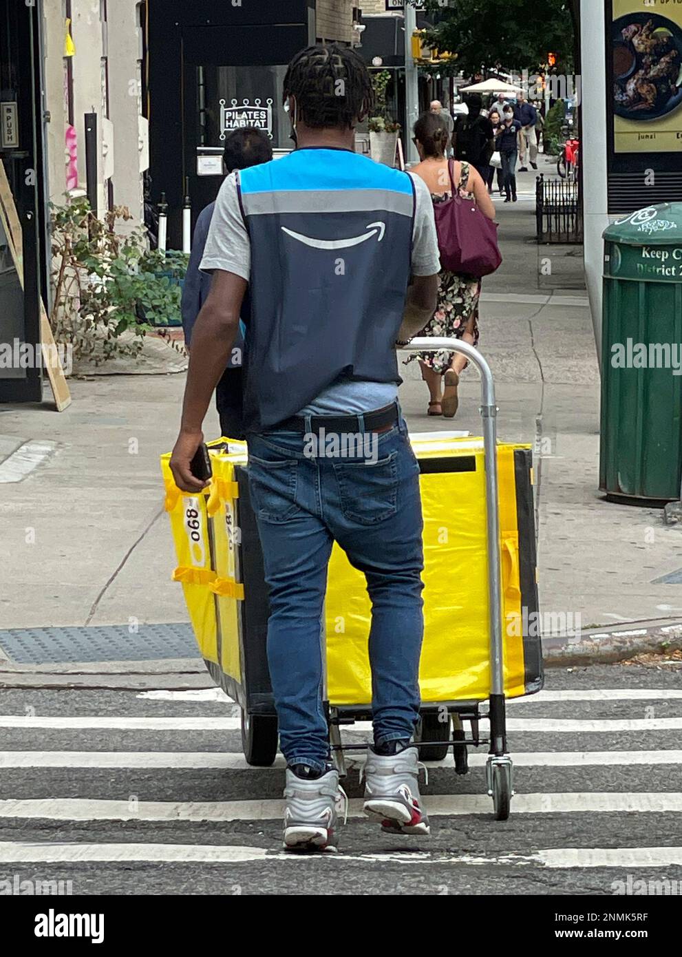Photo by STRF/STAR MAX/IPx 2021 9/22/21 An Amazon delivery man is seen