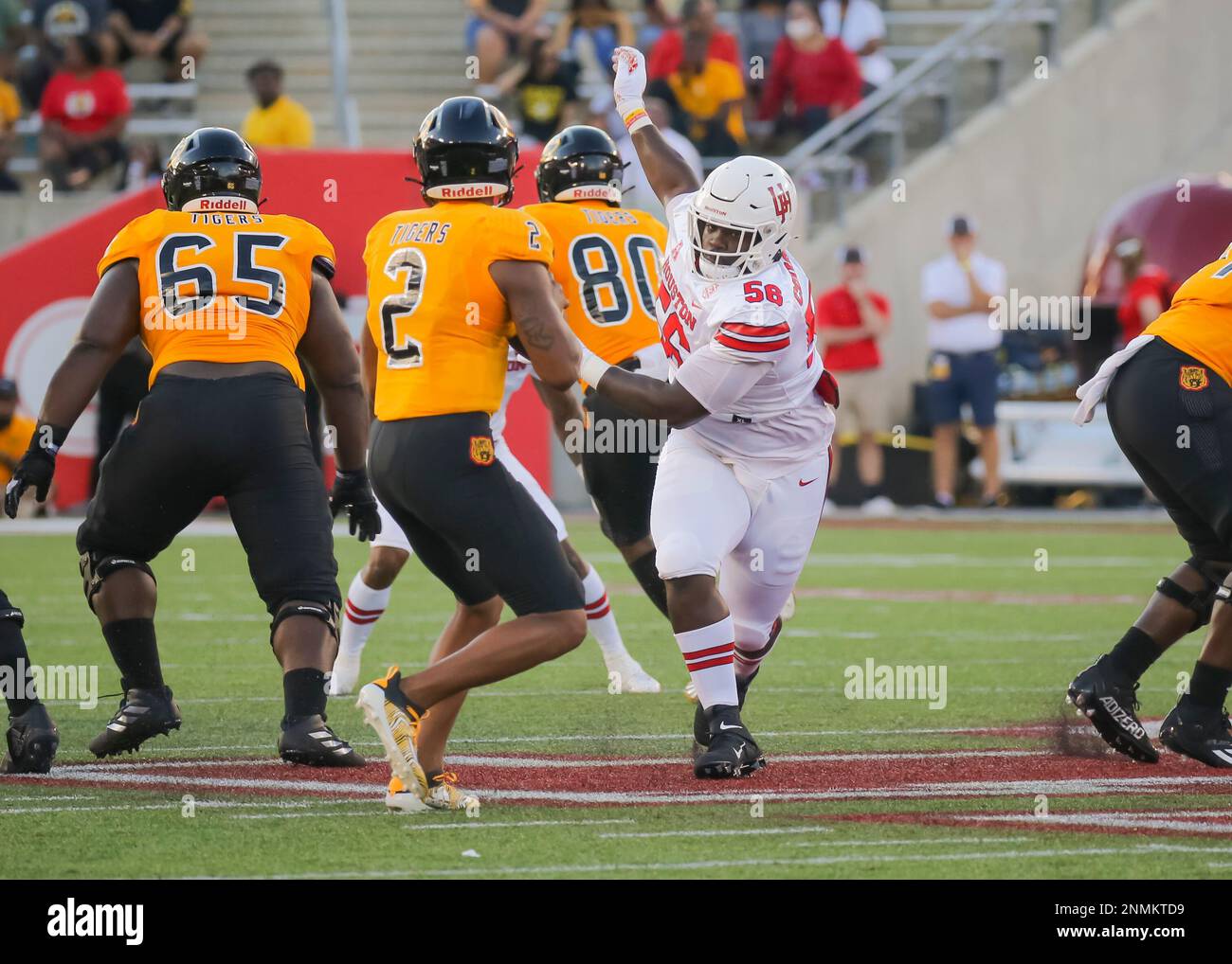 HOUSTON, CA - SEPTEMBER 18: Houston Cougars defensive lineman Latrell ...