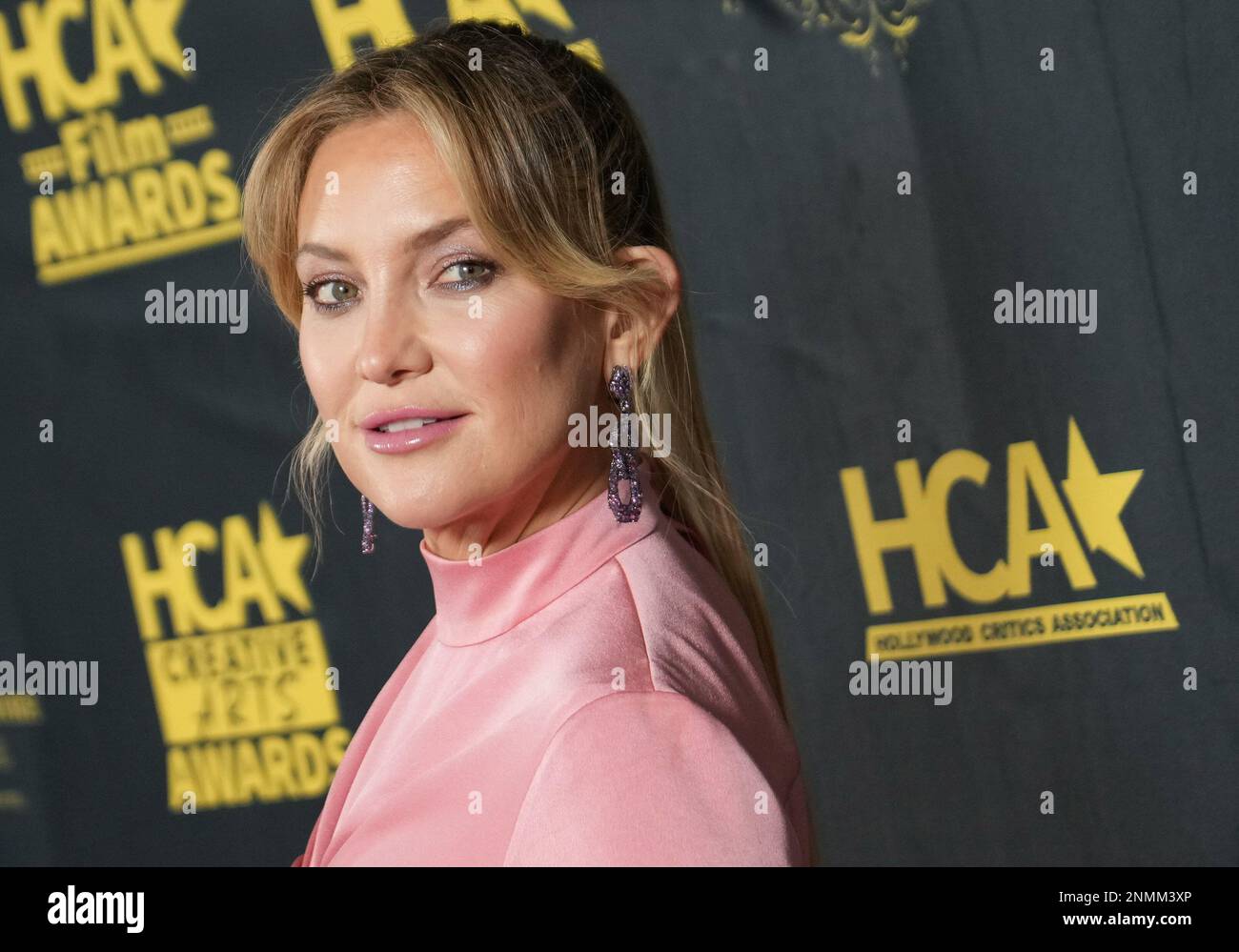 Kate Hudson arrives at the 2023 HCA Film Awards held at the Beverly