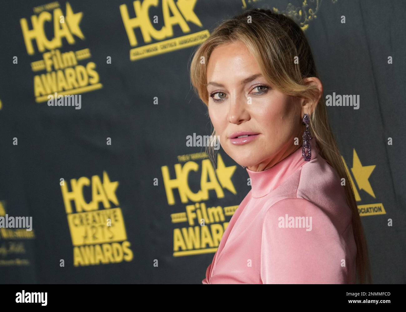 Kate Hudson arrives at the 2023 HCA Film Awards held at the Beverly