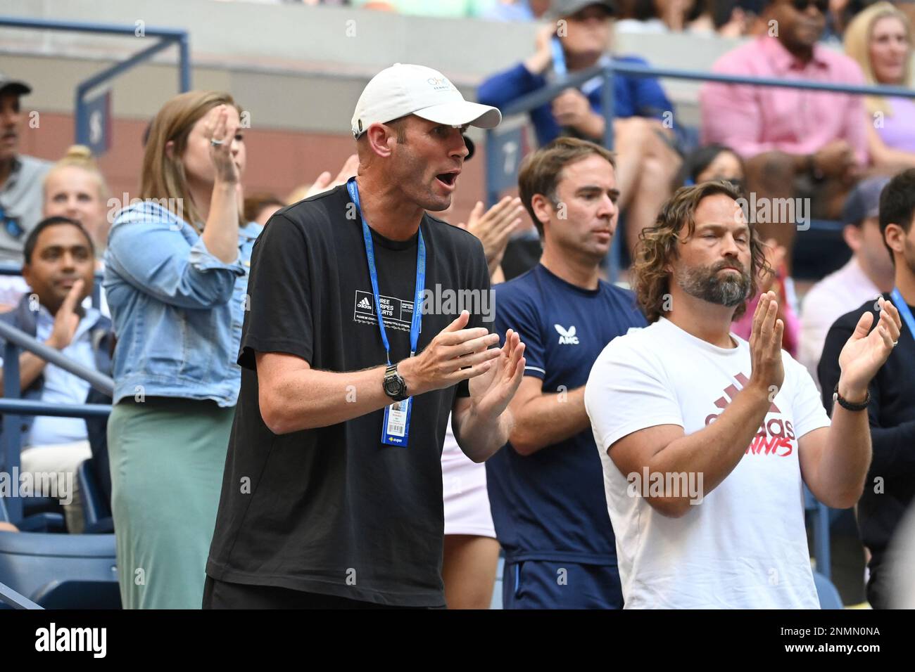 andrew-richardson-coach-of-emma-raducanu-reacts-during-the-women-s