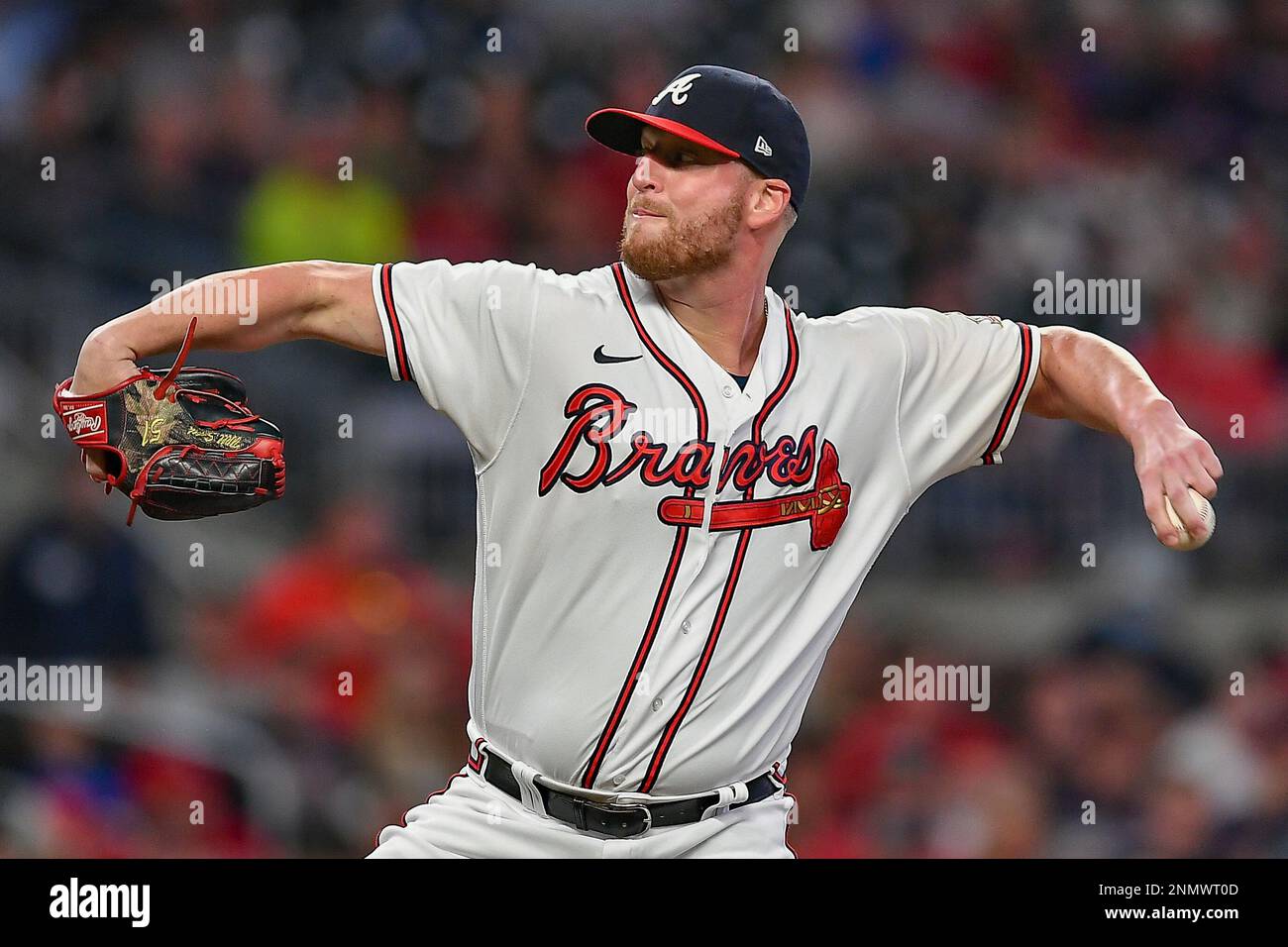 Atlanta Braves relief pitcher Jesse Chavez (60) works from the