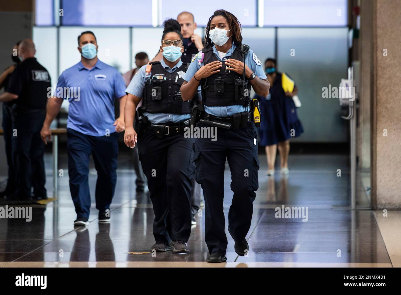 Chicago police officers walk into the Leighton Criminal Courthouse to ...