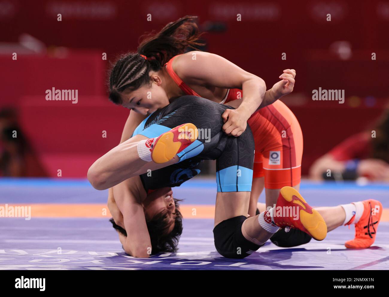 SUSAKI Yui (R, red) of Japan beats SUN Yanan of China during the
