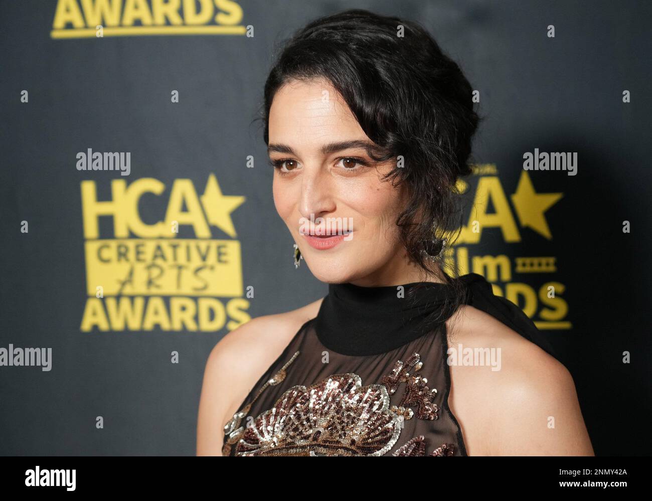 Jenny Slate arrives at the 2023 HCA Film Awards held at the Beverly