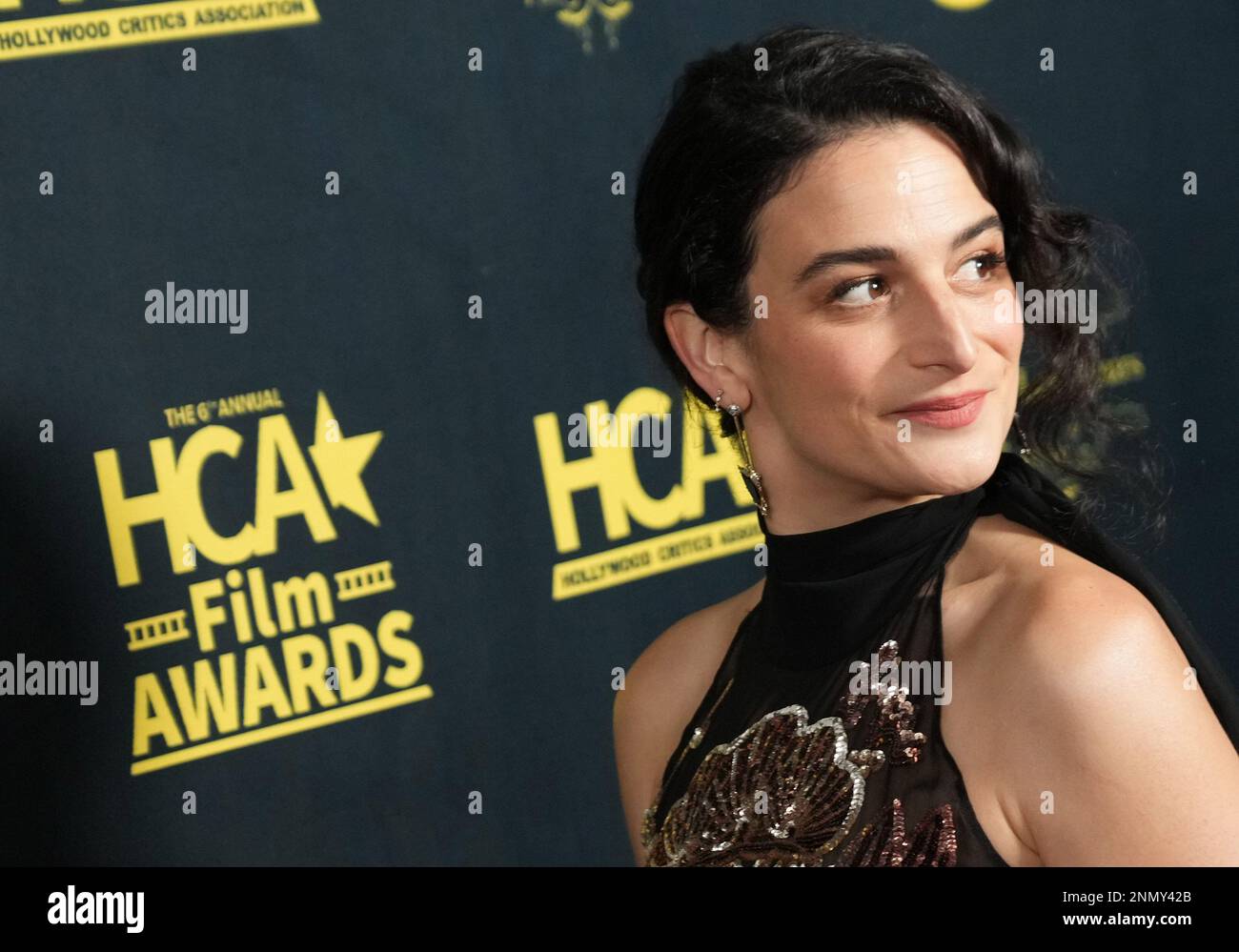 Jenny Slate arrives at the 2023 HCA Film Awards held at the Beverly