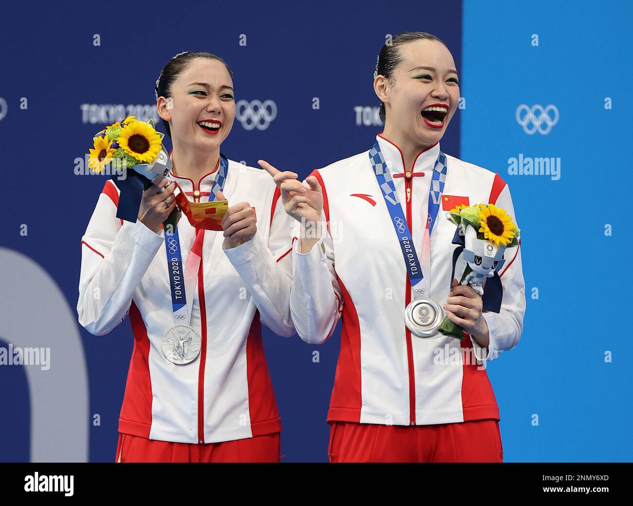 China's HUANG Xuechen and SUN Wenyan attend a victory ceremony of