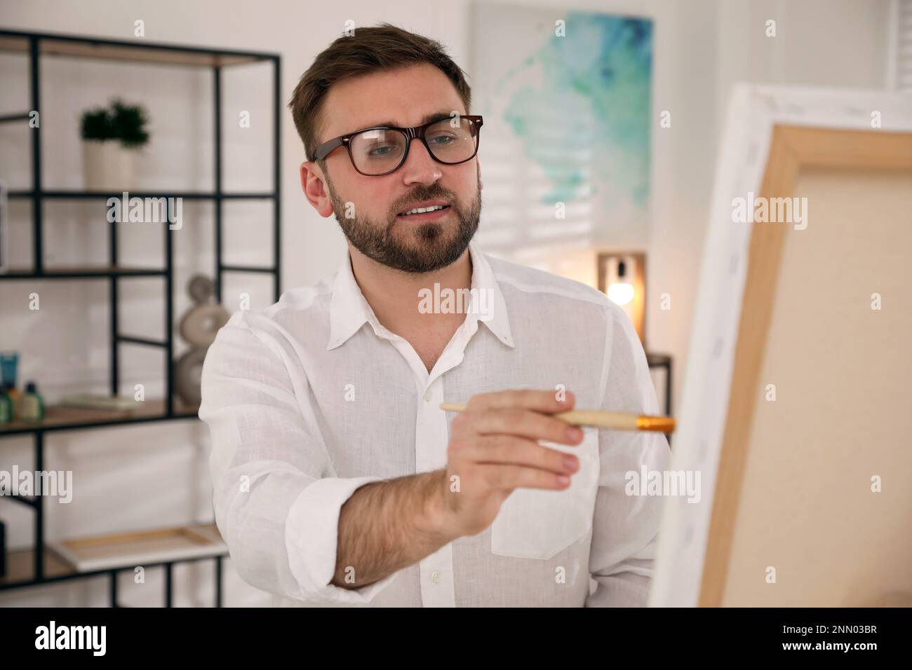 Man painting at easel hi-res stock photography and images - Alamy