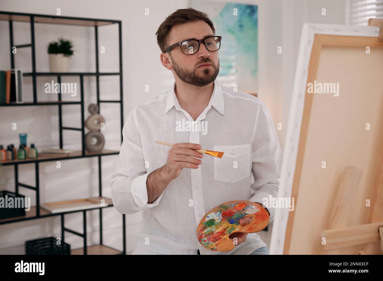 Man painting at easel hi-res stock photography and images - Alamy