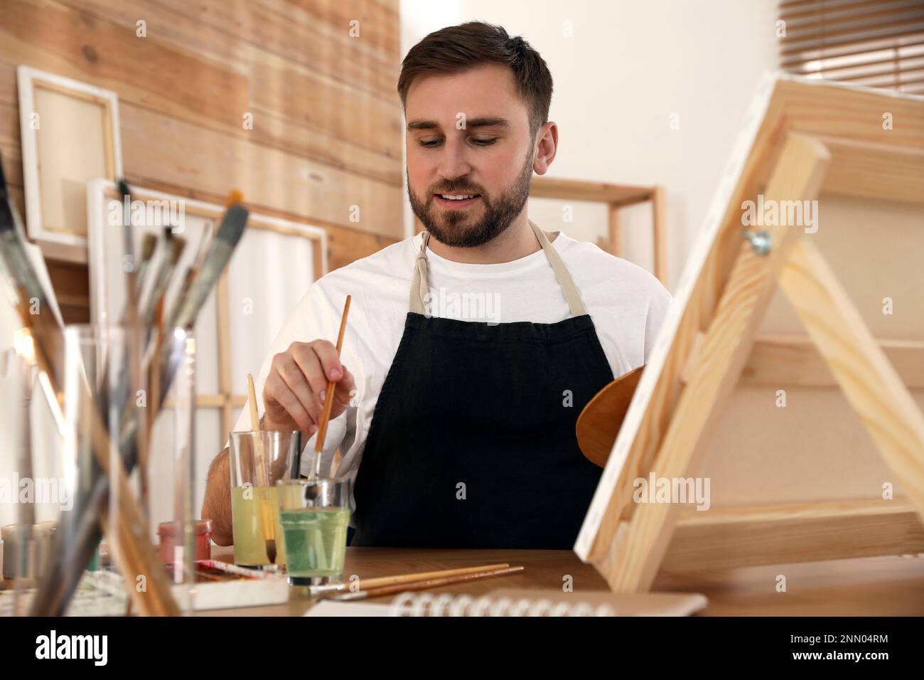 Man painting at easel hi-res stock photography and images - Alamy