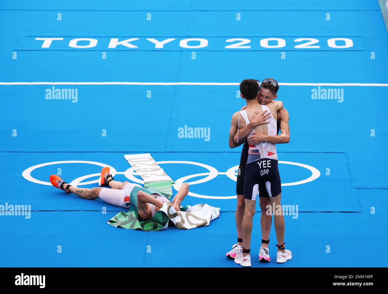 Great Britain's YEE Alex and New Zealand's WILDE Hayden hug while