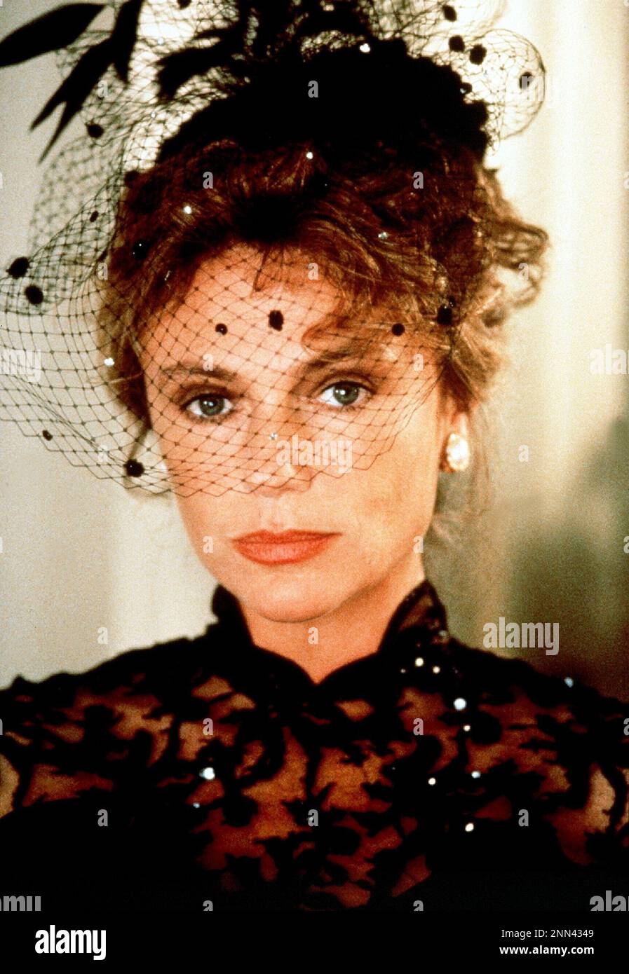 JACQUELINE BISSET in SCENES FROM THE CLASS STRUGGLE IN BEVERLY HILLS (1989), directed by PAUL BARTEL. Credit: NORTH STREET/CINECOM / Album Stock Photo