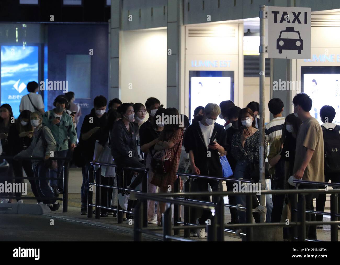 taxi-stand-in-front-of-jr-shinjuku-station-is-crowded-due-to-the