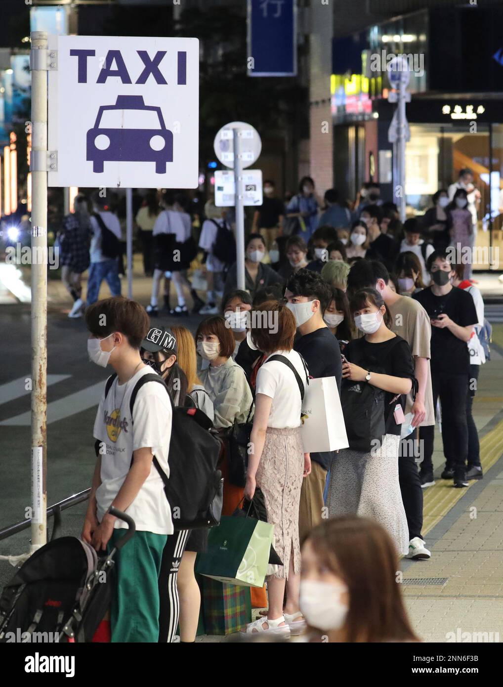 taxi-stand-in-front-of-jr-shinjuku-station-is-crowded-due-to-the