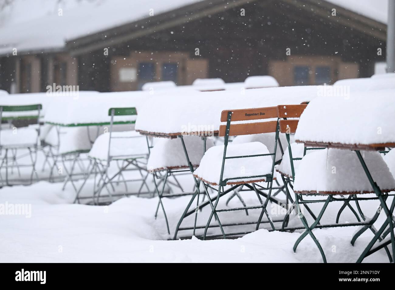 Garmisch Partenkirchen, Germany. 25th Feb, 2023. Fresh snow lies on the terrace of an inn on the Eckbauer. Credit: Angelika Warmuth/dpa/Alamy Live News Stock Photo