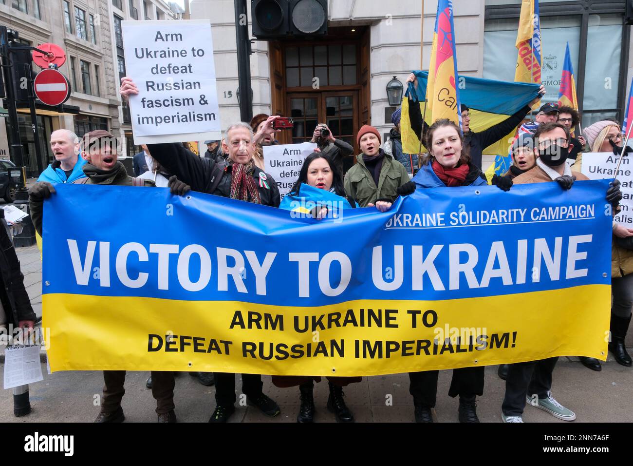Great Portland Street, London, UK. 25th Feb 2023. A counter protest in support of Ukraine at the Stop the War coalition protest in London against the war in Ukraine, with arguments and opposing banners on view. Credit: Matthew Chattle/Alamy Live News Stock Photo
