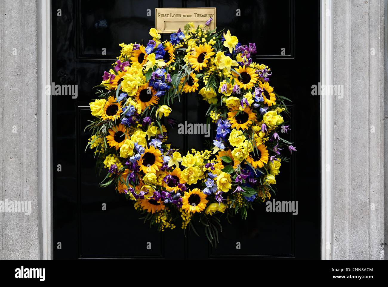 Ukrainian Sunflower Wreath hung on 10 Downing Street's door to mark the first anniversary of the Russian invasion of Ukraine. Downing Street, London, UK. Stock Photo