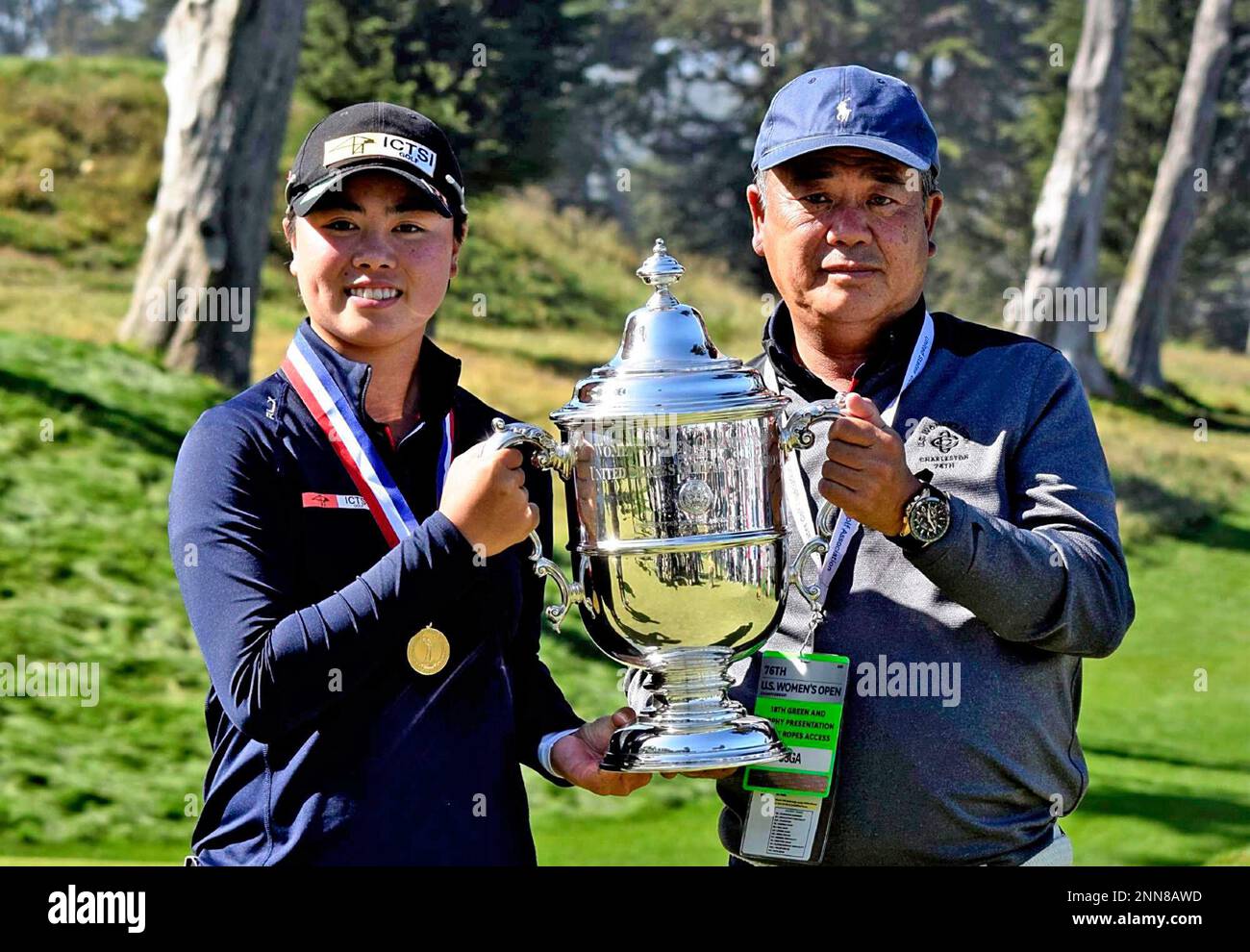 Yuka saso poses for photo with her father msakazu after winning the u s