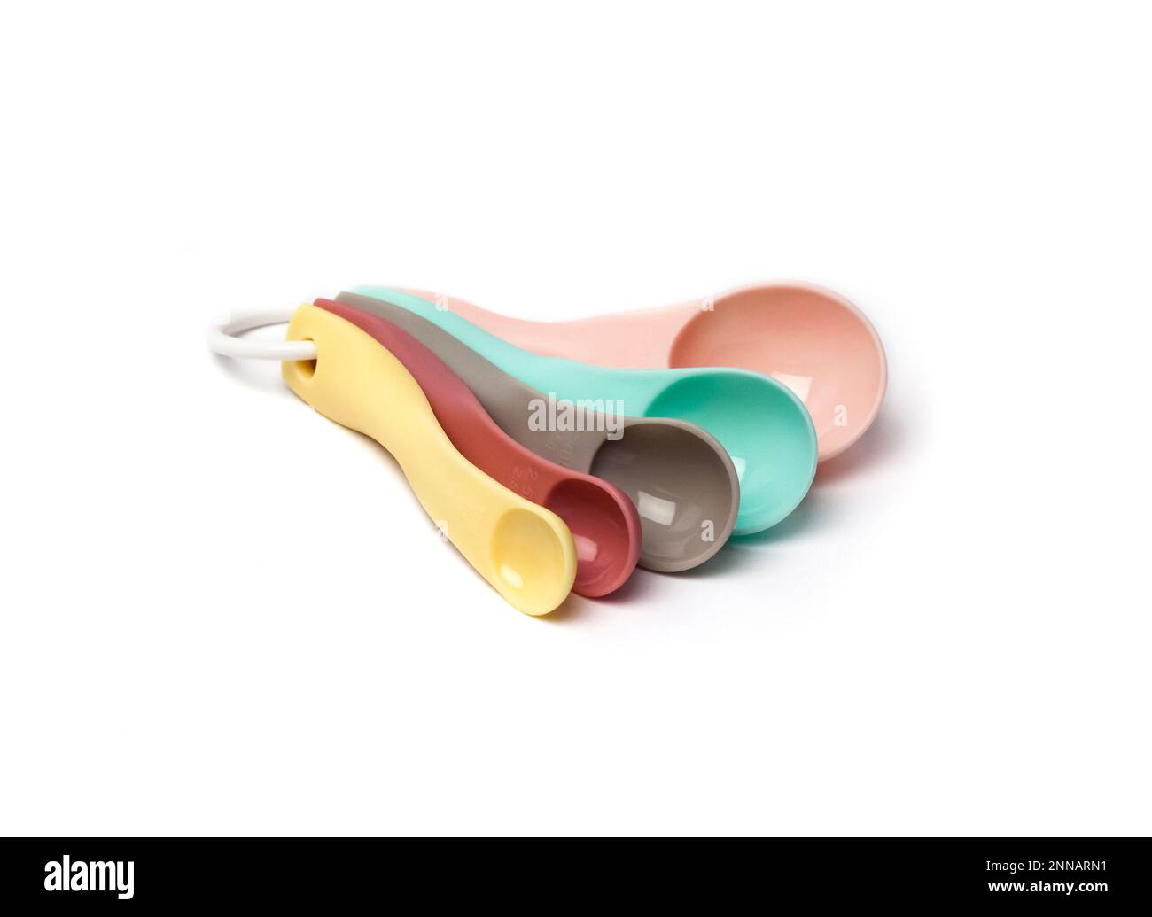 https://c8.alamy.com/comp/2NNARN1/set-of-colorful-plastic-measuring-spoon-isolated-on-white-background-2NNARN1.jpg