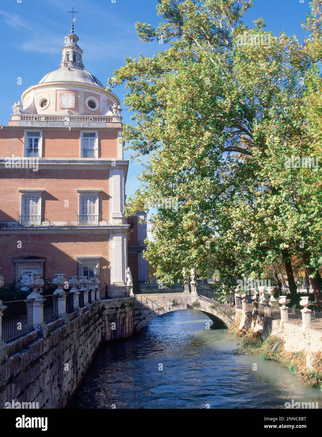 CANAL DEL RIO TAJO JUNTO AL PALACIO REAL DE ARANJUEZ. Location: PALACIO ...