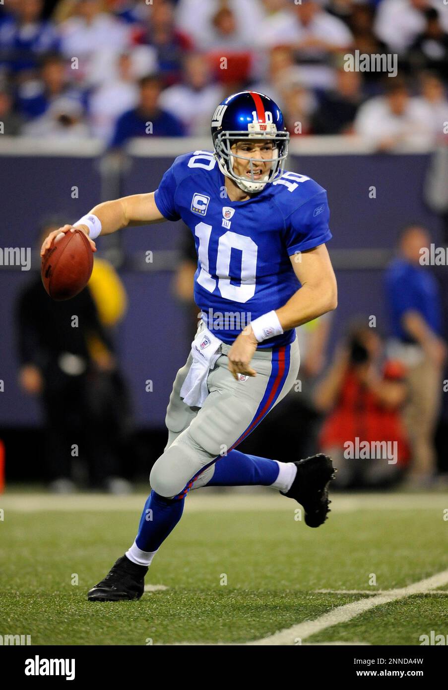 08 November 2009: New York Giants Quarterback Eli Manning (10) Rolls