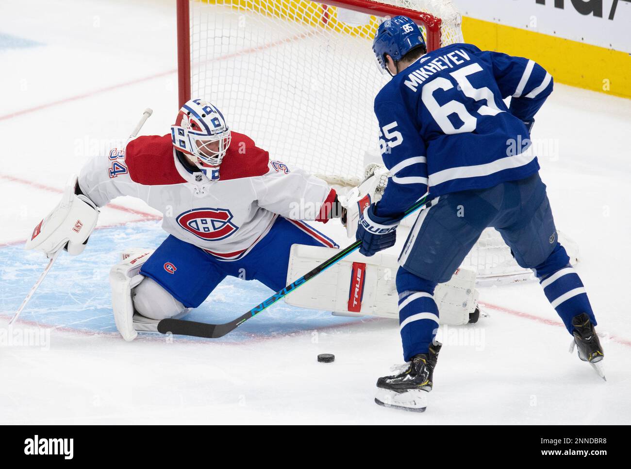 Montreal Canadiens goaltender Jake Allen (34) makes a save on Toronto