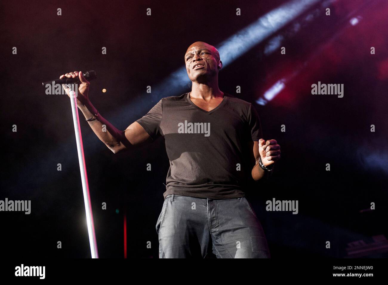Seal performs on stage at the SSE Hydro on  December 06, 2015 in Glasgow, Scotland Stock Photo